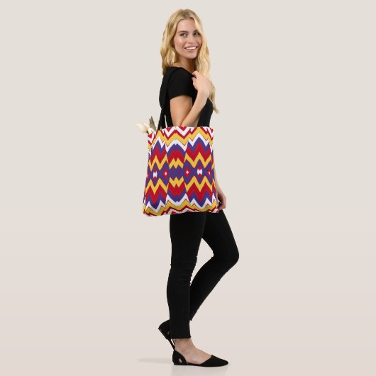 A vibrant trendy colorful zigzag pattern  トートバッグ (モデル)