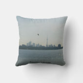 A view of Toronto Throw Pillow クッション (裏面)