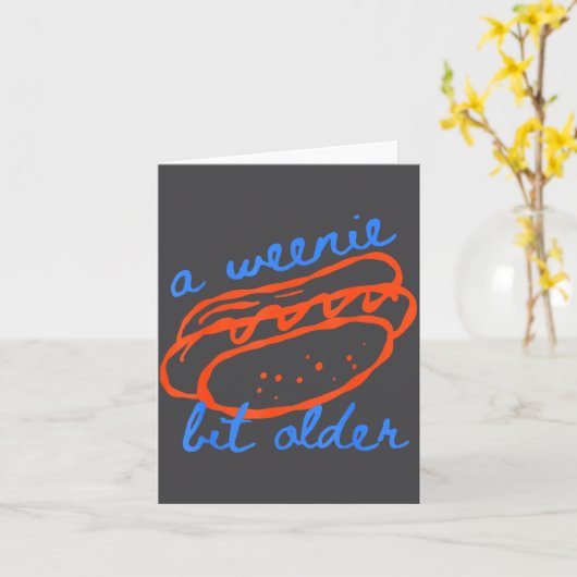 A Weenie Bit Older Funny Hotdog Pun Birthday Desig カード (黄色い花)