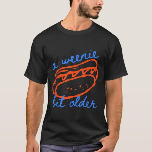 A Weenie Bit Older Funny Hotdog Pun Birthday Desig Tシャツ (正面)