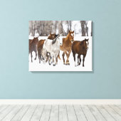 A Winter Scenic of Running Horses キャンバスプリント (インサイチュ (ウッドフロア))