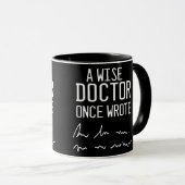 A Wise Doctor Once 書 – ドクおもしろいターことわざ マグカップ (正面右)