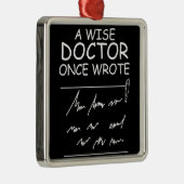A Wise Doctor Once 書 – ドクおもしろいターことわざ メタルオーナメント (右)