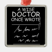 A Wise Doctor Once 書 – ドクおもしろいターことわざ メタルオーナメント (正面)