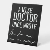 A Wise Doctor Once 書 – ドクおもしろいターことわざPed 台座サイン (正面)