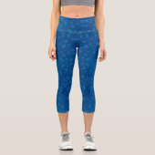 A woman's torso and legs in blue capri leggings カプリレギンス (正面)