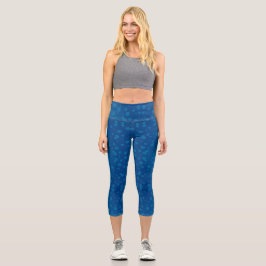 A woman's torso and legs in blue capri leggings  カプリレギンス