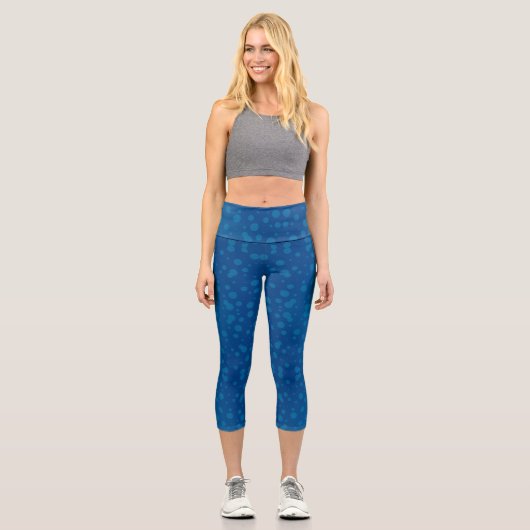 A woman's torso and legs in blue capri leggings カプリレギンス (正面)