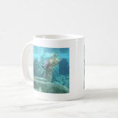 A World Underwater – 石像デザイン コーヒーマグカップ (正面左)