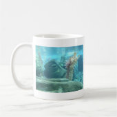 A World Underwater – 石像デザイン コーヒーマグカップ (左)