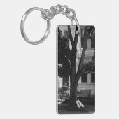 Abandoned Stuffed Teddy Bear Under Tree キーホルダー (正面左)