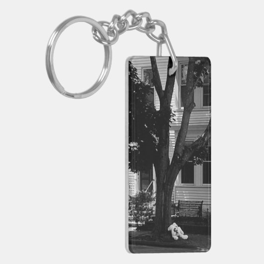 Abandoned Stuffed Teddy Bear Under Tree キーホルダー (正面左)