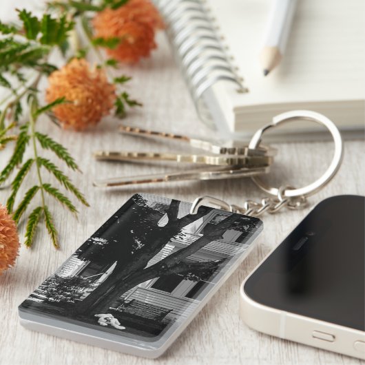 Abandoned Stuffed Teddy Bear Under Tree キーホルダー (正面右)