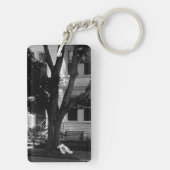 Abandoned Stuffed Teddy Bear Under Tree キーホルダー (裏面)