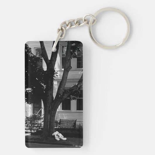 Abandoned Stuffed Teddy Bear Under Tree キーホルダー (裏面)