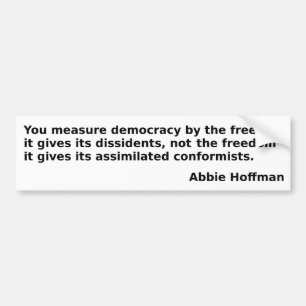Abbie Hoffman引用文: "あなたは民主主義を測定する。......」 バンパーステッカー