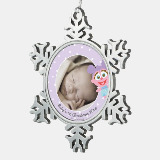 Abby Cadabbyベビーの初めてのクリスマス:名前の追加 スノーフレークピューターオーナメント (右)
