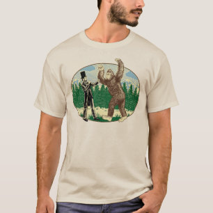ABEリンカーン: サスカッチのハンター-ビッグフットのおもしろいなロゴ Tシャツ