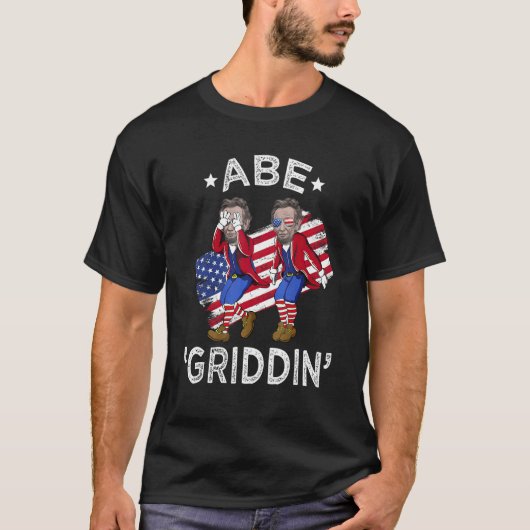 Abe Griddin 4th of July Griddy Men Women USA Flag Tシャツ (正面)