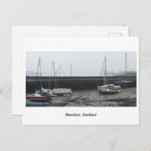Aberdour, Scotland – 霧の中の干潮時のボート ポストカード (正面/裏面)