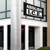 Abolish ICE 横断幕 (ビルの外側)