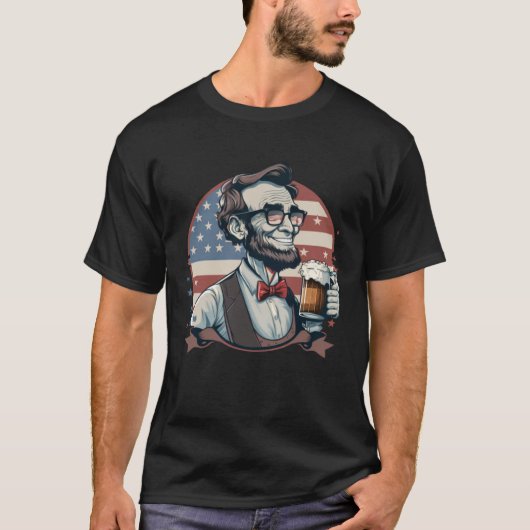 Abraham Lincoln Drinking 4th of July American Flag Tシャツ (正面)