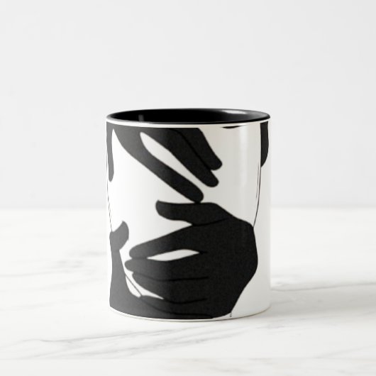 Abstract Black and White Hands Mug ツートーンマグカップ (中央)