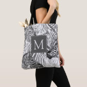 Abstract Black and White Zebra Art Monogram トートバッグ (クローズアップ)