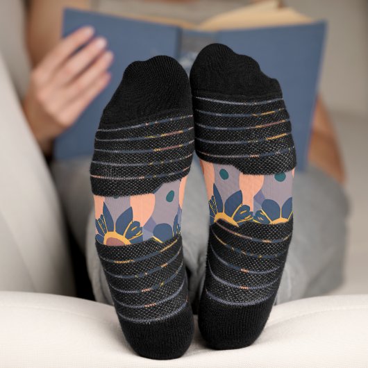 Abstract Dream Wave – Vibrant Surreal Flow ソックス (底面)