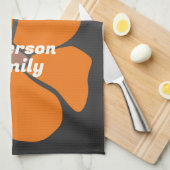 Abstract Orange Daisy Flower on Dark キッチンタオル (四つ折り)