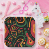 Abstract Tribal Shapes Pattern in Red, Gold, Green ペーパープレート (パーティー)