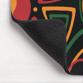 Abstract Tribal Shapes Pattern in Red, Gold, Green マウスパッド (コーナー)