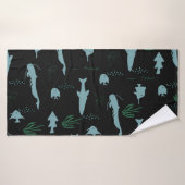 Abstract underwater pattern with fishes and seawee バスタオル (バスタオル)