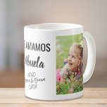 Abuela Te Amamosの写真パーソナライズされた コーヒーマグカップ<br><div class="desc">こ祝の写真のデザインマカスタムグで最愛のアブエラ。孫や孫の2枚の写真を追加し、表現を「Te Amo」や「Te Amamos」にパーソナライズし、彼女の呼び出し方法をパーソナライズすることができる（「Abuela」、「Abuelita」、「Tita」など）。孫や孫の名前や年を付け加えることももしできる（名前の余地を増やし、年を取り除く）。</div>