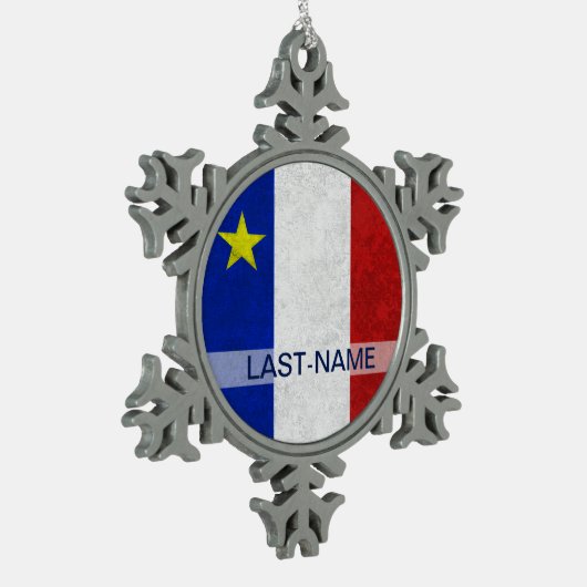 Acadian旗の姓の動揺してなグランジ個人化なります スノーフレークピューターオーナメント (左)
