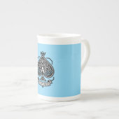 Ace of Spades Crest — Crowned Filigree ボーンチャイナマグカップ (正面右)