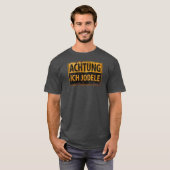 ACHTUNG ICH JODELEドイツおもしろいヨーデルのサインシルド Tシャツ (正面フル)