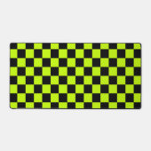 Acid green black checkerboard pattern デスクマット (正面)