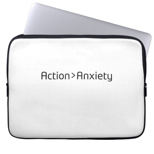 Action Over Anxiety Minimalist Laptop Sleeve ラップトップスリーブ (正面)