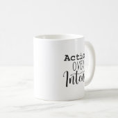 Action Over Intent – ジム、成功、ハッスル コーヒーマグカップ (正面右)