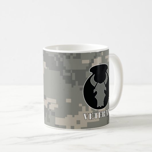 ACU一見によって抑制される赤いBullの退役軍人のマグ コーヒーマグカップ (正面右)