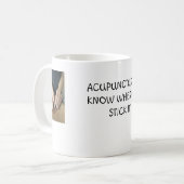 Acupuncturistsはそれをどこに付けるか知っています コーヒーマグカップ (正面左)