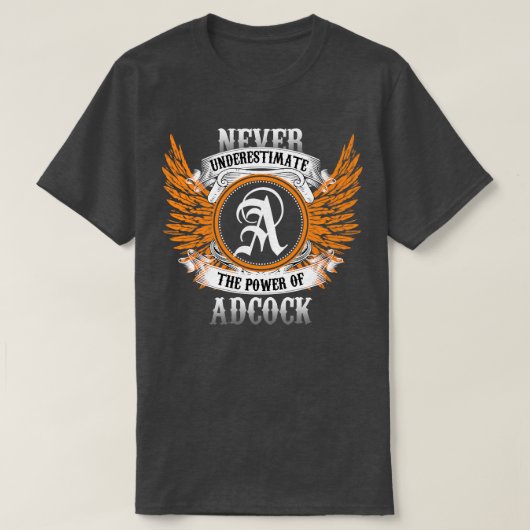 Adcockのネームシャツは力を過小評価しない Tシャツ (デザイン正面)