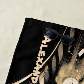 Add Name, Racing Car Kicking Up Dust ビーチタオル (インサイチュ)