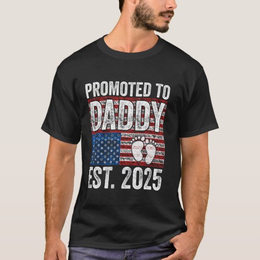Addy Est 2025 USAフラグAmerican Fatheに昇格 Tシャツ (正面)