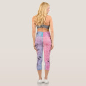 Adiela AkooがデザインしたOde to Loveアクティブ衣服 カプリレギンス (裏面)