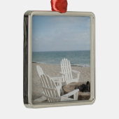 adirondackの椅子が付いている海辺の家 メタルオーナメント (右)