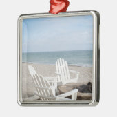 adirondackの椅子が付いている海辺の家 メタルオーナメント (左)