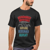 Adirondack Adventures Explore Discover Repeat Sun Tシャツ (正面)