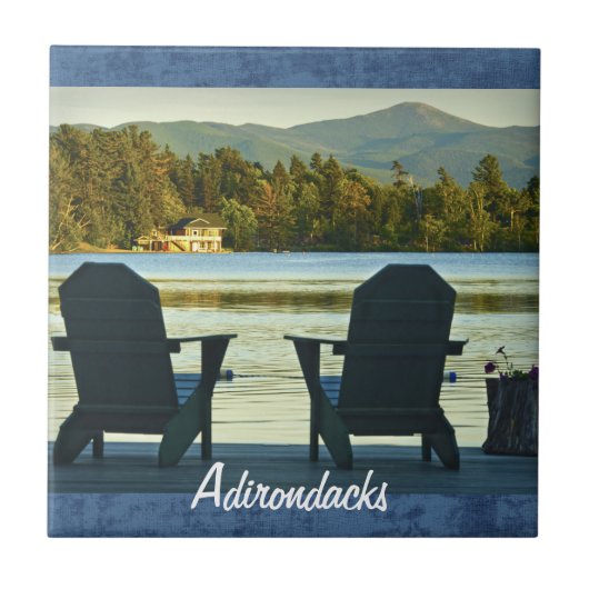 AdirondacksのAdirondackの椅子、NYからの眺め タイル (正面)